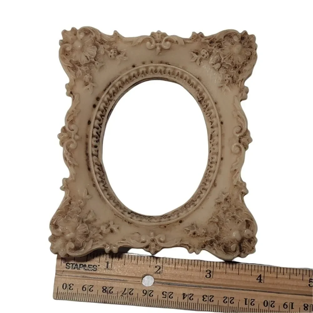 Vintage Victorian Beige Picture Frame Made From Resin 4